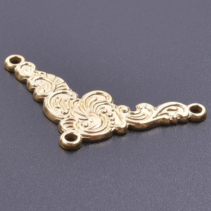 Macrodetail van een vintage golfhanger met gepolijste gouden afwerking en reliëftextuur