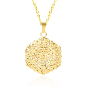 Detail van een gouden bloem mandala hanger met fijn filigraan op een dunne ketting