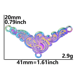 Detailopname van de 41mm regenboog hanger met bloemmotief en afmetingen op witte basis