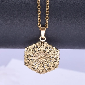 Detail van de gouden mandala hanger aan een O-ketting met een metalen glans
