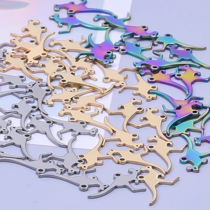 Detail van regenboog, goud en zilveren dinosaurus metalen bedeltjes voor DIY sieraden maken