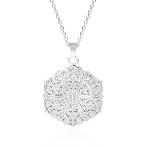 Detail van de zilveren bloemhanger met filigraanpatronen en fijne O-vormige ketting