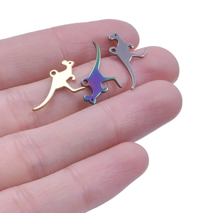 Drie regenboogkleurige roestvrijstalen kangoeroe hangers voor het maken van sieraden