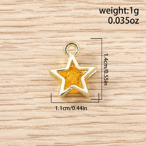 Detailed view of a golden star charm with amber resin and 1.4cm size specifications