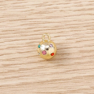 Detailansicht eines goldenen Kugelanhängers mit bunten Strasssteinen für DIY-Schmuck