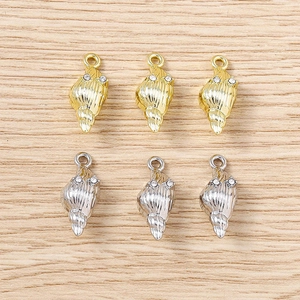 Lot de 6 pendentifs coquillages minimalistes en or et argent avec des strass blancs fins