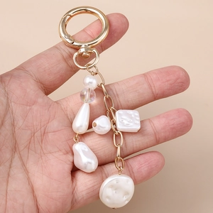 Schicker goldener Schlüsselanhänger mit Muschelperlen und bunten Perlen für Damen