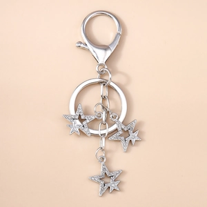 Détail du porte-clés étoile argenté avec strass brillants et fermoir mousqueton
