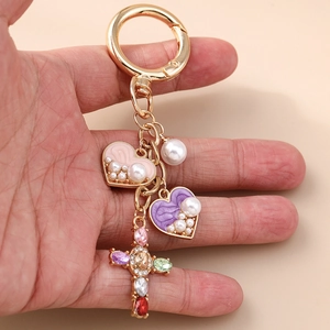Modischer Schmetterling Kreuz Schlüsselanhänger mit Strass und rosa Herzanhängern
