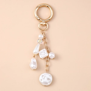 Detailansicht eleganter Perlen-Schlüsselanhänger mit goldenem Ring und Perlenformen