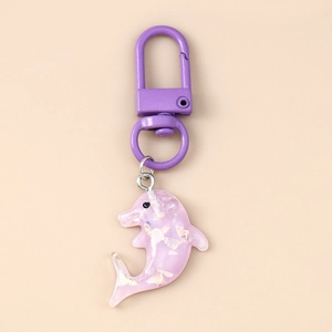 Vue détaillée du porte-clés dauphin rose translucide avec crochet violet et paillettes