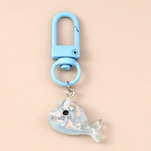 Détail du porte-clés baleine en résine bleue translucide avec paillettes et fermoir
