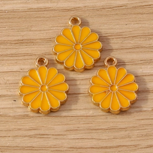 Vue détaillée des breloques marguerites en émail jaune avec boucles dorées pour bijoux