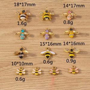 Detailed size chart for enamel bee charms in various colors for DIY jewelry making