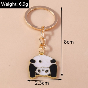 Detailansicht eines Panda-Schlüsselanhängers mit Maßen von 8 cm Höhe und 2,3 cm Breite
