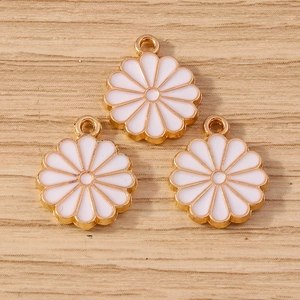 Lot de trois breloques marguerites en émail blanc et doré pour la création de bijoux