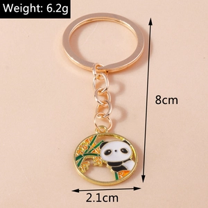 Details zur Größe des goldenen Panda-Schlüsselanhängers mit floralem Emaille-Anhänger