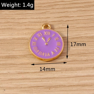 Detail eines 17mm lila Emaille-Uhrenanhängers mit römischen Ziffern und 1,4g Gewicht