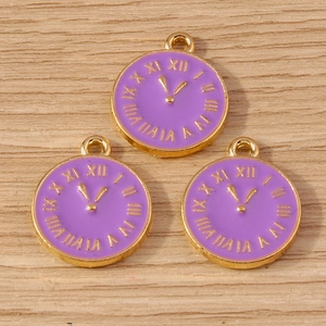 Detailansicht der lila Emaille-Uhrenanhänger mit goldenen römischen Ziffern für DIY-Schmuck