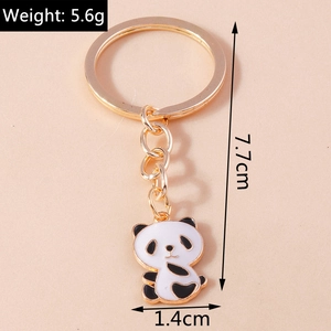Detail eines süßen Panda-Schlüsselanhängers mit goldenem Ring und glänzender Oberfläche