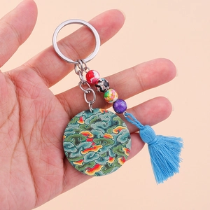 Porte-clés anime nuages et champignons avec perles colorées et pompon bleu décoratif