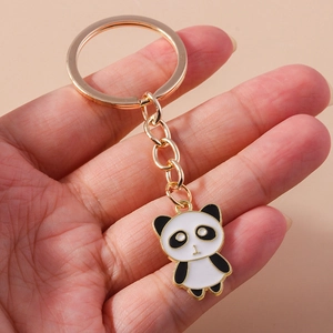 Detailansicht eines goldenen Panda-Schlüsselanhängers mit Emaille-Verarbeitung und Ring