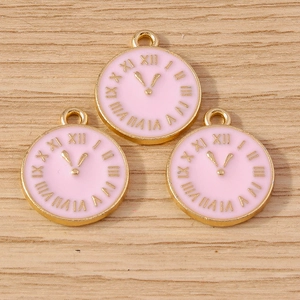 Detailansicht von drei rosa Emaille-Uhrenanhängern mit goldenen römischen Ziffern