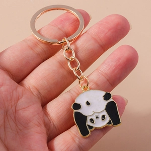 Detaillierte Nahaufnahme eines Panda-Emaille-Schlüsselanhängers zur Größenansicht