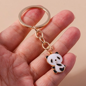 Detaillierte Nahaufnahme eines Panda-Schlüsselanhängers aus goldener Legierung