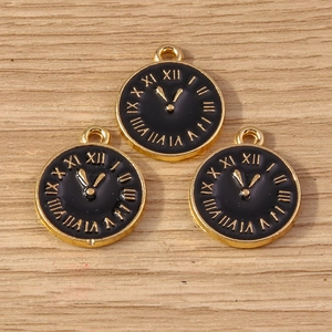 Drei Vintage-Uhrenanhänger mit goldenen römischen Ziffern und schwarzer Emaille für DIY-Schmuck