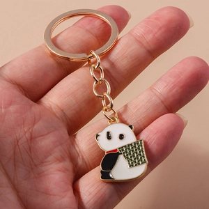 Detailansicht des vergoldeten Panda-Schlüsselanhängers mit buntem Emaille-Bambuskorb