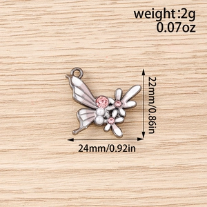 Détail macro d'un pendentif papillon rose avec strass et perles décoratives