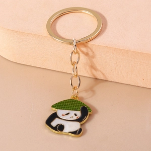 Detail eines süßen Panda-Schlüsselanhängers mit grünem Hut aus vergoldeter Legierung