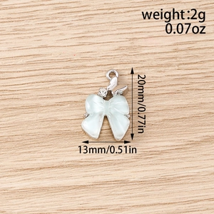 Pendentif nœud argenté avec pierre vert clair et strass, montrant les dimensions 20mm