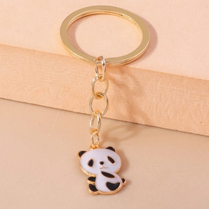 Detail eines süßen Panda-Schlüsselanhängers mit goldenem Metallring und Emaille-Finish