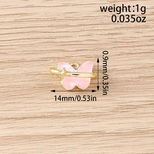 Détail du pendentif papillon en émail rose avec cadre doré et dimensions affichées