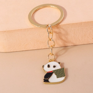 Detail eines süßen Panda Schlüsselanhängers mit goldenem Ring und Emaille-Finish