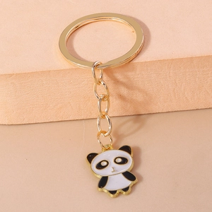 Makroansicht eines niedlichen Panda-Schlüsselanhängers mit goldenem Ring und Kette