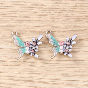 Détails des pendentifs papillon argentés avec strass roses et perles élégantes