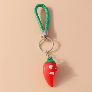 Vue détaillée d'un porte-clés piment rouge rigolo avec cordon vert et anneau argenté