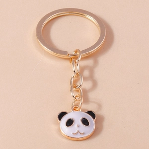 Detailansicht eines Panda-Schlüsselanhängers mit goldenem Metallring und Emaille-Finish
