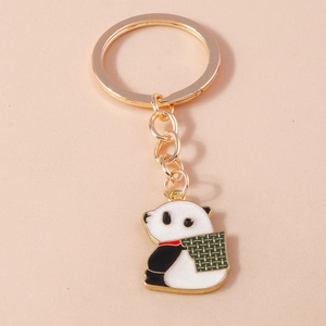 Nahaufnahme eines Cartoon Panda Schlüsselanhängers mit goldener Kette und Bambus Detail