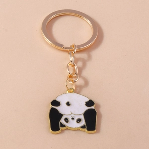 Detailansicht eines Panda-Schlüsselanhängers mit Goldplattierung und Emaille-Finish