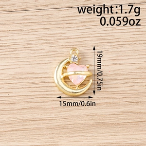 Détail du pendentif lune cœur rose dimensions 19mm par 15mm avec placage en métal doré