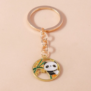 Detailansicht goldener Panda-Schlüsselanhänger mit grünem Bambus und Emaille-Anhänger