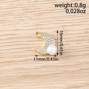 Détail du pendentif lune doré avec strass blancs et perle, dimensions 16mm x 11mm