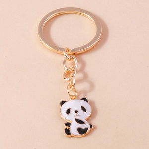 Detail eines süßen Panda-Schlüsselanhängers mit goldenem Metallring und Emaille-Anhänger