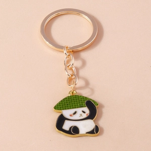 Detailansicht eines Panda-Schlüsselanhängers mit grünem Hut und polierter Goldlegierung