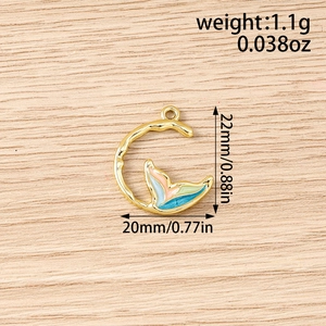 Vue détaillée du pendentif queue de poisson avec dimensions 22x20mm et poids de 1,1g en or