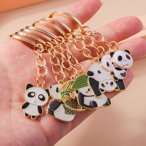 Goldenes Panda-Schlüsselanhänger-Set mit bunten Emaille-Anhängern für den Rucksack